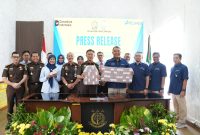 Kepala Kejaksaan Tinggi Lampung, Danang Suryo Wibowo, S.H., LL.M., bersama Wakil Kepala Kejaksaan Tinggi Lampung, Suwandi, S.H., M.Hum., dan jajaran menggelar konferensi pers pada Selasa, 21 April 2026.