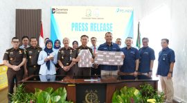 Kepala Kejaksaan Tinggi Lampung, Danang Suryo Wibowo, S.H., LL.M., bersama Wakil Kepala Kejaksaan Tinggi Lampung, Suwandi, S.H., M.Hum., dan jajaran menggelar konferensi pers pada Selasa, 21 April 2026.