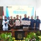 Kepala Kejaksaan Tinggi Lampung, Danang Suryo Wibowo, S.H., LL.M., bersama Wakil Kepala Kejaksaan Tinggi Lampung, Suwandi, S.H., M.Hum., dan jajaran menggelar konferensi pers pada Selasa, 21 April 2026.