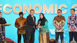 Walikota Bandar lampung Hj. Eva Dwiana saat menerima  penghargaan  National Govrnance Awards 2026 Dari Menteri Koperasi Indonesia Dr. Ferry Joko Juliantono, S.E. Ak, M.Si,Di Hotel Ritz Carlton Jakarta, Jumat (24 April 2026).