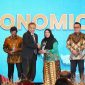 Walikota Bandar lampung Hj. Eva Dwiana saat menerima  penghargaan  National Govrnance Awards 2026 Dari Menteri Koperasi Indonesia Dr. Ferry Joko Juliantono, S.E. Ak, M.Si,Di Hotel Ritz Carlton Jakarta, Jumat (24 April 2026).