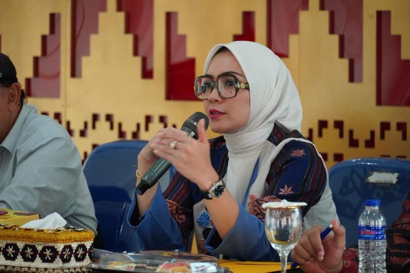 Ketua Dekranasda Provinsi Lampung, Purnama Wulan Sari Mirza saat memimpin rapat persiapan bersama sejumlah Pimpinan OPD.  foto: istimewa                              