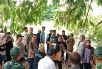 Walikota Bandarlampung, Eva Dwiana meninjau lokasi talud yang roboh di aliran sungai Way Awi, Kelurahan Jagabaya I dan II, Kecamatan Way Halim, Sabtu (18/4/2026) pagi.