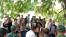 Walikota Bandarlampung, Eva Dwiana meninjau lokasi talud yang roboh di aliran sungai Way Awi, Kelurahan Jagabaya I dan II, Kecamatan Way Halim, Sabtu (18/4/2026) pagi.