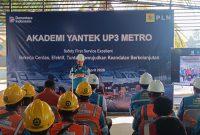 Assistant Manager Jaringan dan Konstruksi Distribusi PLN UP3 Metro, Kadarisman menyampaikan materi dalam Akademi Yantek sebagai upaya penguatan kompetensi teknis dan budaya kerja profesional petugas di lapangan. ist