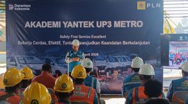 Assistant Manager Jaringan dan Konstruksi Distribusi PLN UP3 Metro, Kadarisman menyampaikan materi dalam Akademi Yantek sebagai upaya penguatan kompetensi teknis dan budaya kerja profesional petugas di lapangan. ist