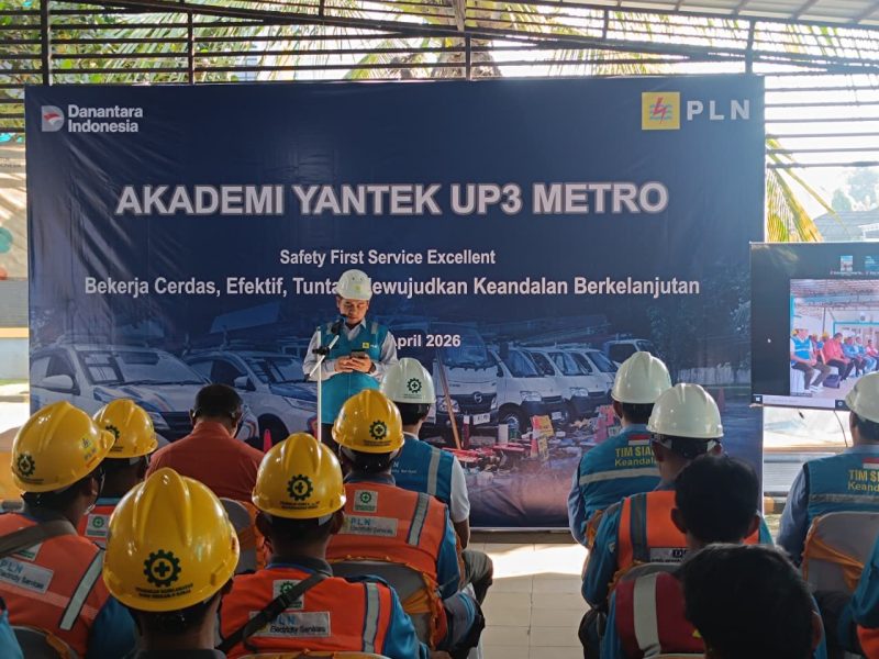 Assistant Manager Jaringan dan Konstruksi Distribusi PLN UP3 Metro, Kadarisman menyampaikan materi dalam Akademi Yantek sebagai upaya penguatan kompetensi teknis dan budaya kerja profesional petugas di lapangan. ist