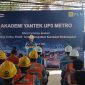 Assistant Manager Jaringan dan Konstruksi Distribusi PLN UP3 Metro, Kadarisman menyampaikan materi dalam Akademi Yantek sebagai upaya penguatan kompetensi teknis dan budaya kerja profesional petugas di lapangan. ist