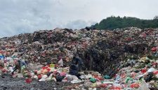 Pengelolaan Sampah Dengan praktik open dumping. ist