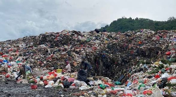 Pengelolaan Sampah Dengan praktik open dumping. ist