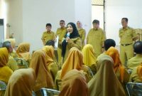 Bunda Eva saat memberikan pengarahan kepada seluruh kepala TK, SD, dan SMP se-Kota Bandar Lampung di Aula Mufakat Jejamo, Dinas Pendidikan dan Kebudayaan, Senin, 20 April 2026.
