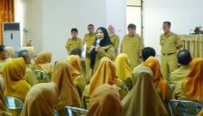 Bunda Eva saat memberikan pengarahan kepada seluruh kepala TK, SD, dan SMP se-Kota Bandar Lampung di Aula Mufakat Jejamo, Dinas Pendidikan dan Kebudayaan, Senin, 20 April 2026.