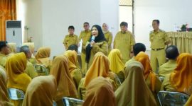 Bunda Eva saat memberikan pengarahan kepada seluruh kepala TK, SD, dan SMP se-Kota Bandar Lampung di Aula Mufakat Jejamo, Dinas Pendidikan dan Kebudayaan, Senin, 20 April 2026.