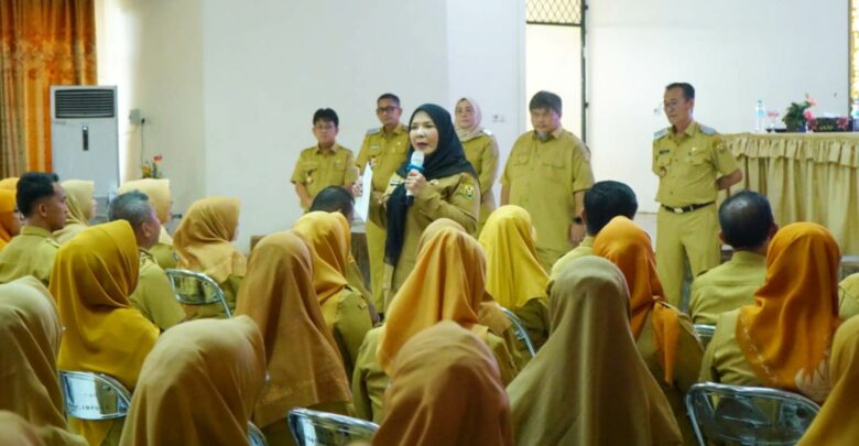 Bunda Eva saat memberikan pengarahan kepada seluruh kepala TK, SD, dan SMP se-Kota Bandar Lampung di Aula Mufakat Jejamo, Dinas Pendidikan dan Kebudayaan, Senin, 20 April 2026.