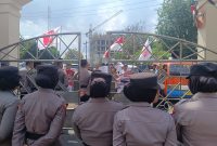 Puluhan massa LSMB menggeruduk Gedung Pengadilan Negeri (PN) Tanjungkarang, Selasa (21/4/2026). 