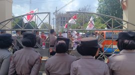 Puluhan massa LSMB menggeruduk Gedung Pengadilan Negeri (PN) Tanjungkarang, Selasa (21/4/2026). 