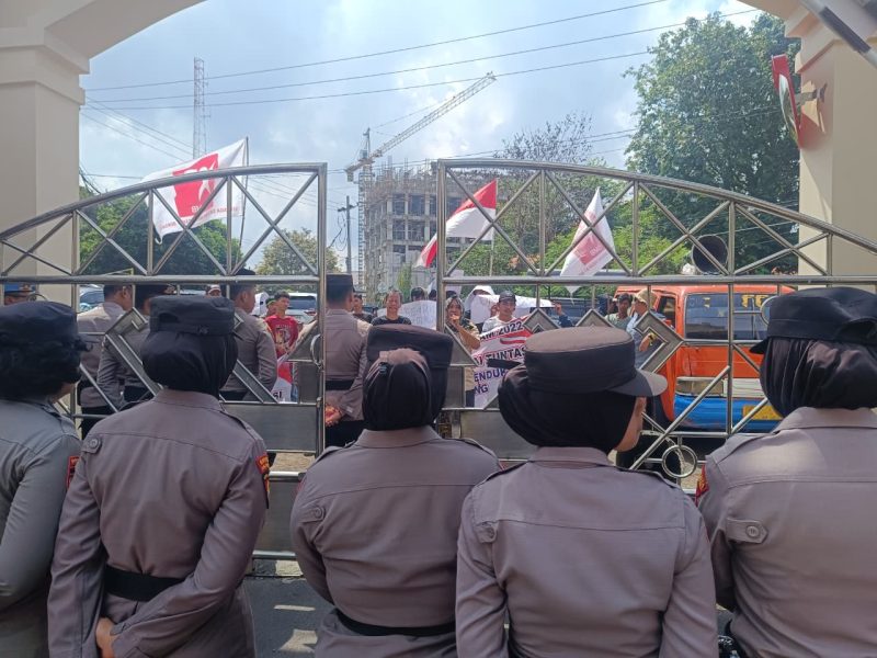 Puluhan massa LSMB menggeruduk Gedung Pengadilan Negeri (PN) Tanjungkarang, Selasa (21/4/2026). 