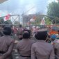 Puluhan massa LSMB menggeruduk Gedung Pengadilan Negeri (PN) Tanjungkarang, Selasa (21/4/2026). 