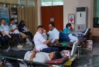 Antusiasme pegawai dan Tenaga Alih Daya PLN UID Lampung dalam kegiatan donor darah bersama Palang Merah Indonesia (PMI) menjadi bukti nyata semangat kepedulian dan solidaritas insan PLN untuk membantu sesama.