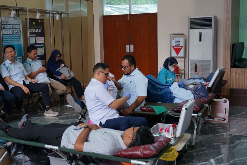 Antusiasme pegawai dan Tenaga Alih Daya PLN UID Lampung dalam kegiatan donor darah bersama Palang Merah Indonesia (PMI) menjadi bukti nyata semangat kepedulian dan solidaritas insan PLN untuk membantu sesama.