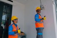 Petugas PLN saat melaksanakan penggantian Miniature Circuit Breaker (MCB) pada kWh meter pelanggan yang melakukan tambah daya listrik.