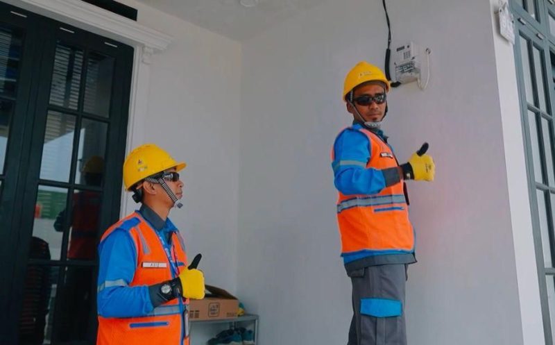 Petugas PLN saat melaksanakan penggantian Miniature Circuit Breaker (MCB) pada kWh meter pelanggan yang melakukan tambah daya listrik.