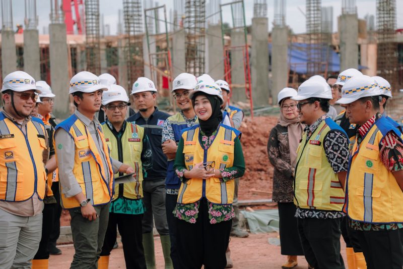 Wakil Gubernur Lampung Jihan Nurlela saat meninjau progres pembangunan Sekolah Rakyat (SR) di Kawasan Kota Baru, Kabupaten Lampung Selatan, Jum'at (24/4/2026).