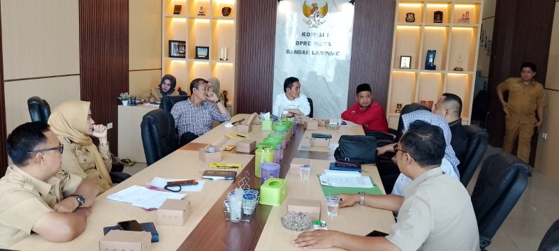 hearing rapat dengar pendapat (RDP) yang digelar komisi 1 Dprd Kota Bandarlampung bersama DM PTSP (Dinas Penanaman Modal dan Pelayanan Terpadu Satu Pintu) Kota Bandarlampung dan juga management lama.