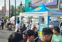 warga yang memanfaatkan kesempatan untuk berkonsultasi dan melakukan transaksi melalui aplikasi PLN Mobile. ist