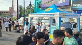warga yang memanfaatkan kesempatan untuk berkonsultasi dan melakukan transaksi melalui aplikasi PLN Mobile. ist
