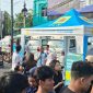 warga yang memanfaatkan kesempatan untuk berkonsultasi dan melakukan transaksi melalui aplikasi PLN Mobile. ist