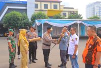 ​Momen saat Kapolresta membagikan kentongan secara simbolis kepada perwakilan peserta.