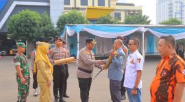 ​Momen saat Kapolresta membagikan kentongan secara simbolis kepada perwakilan peserta.