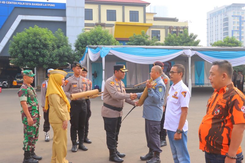 ​Momen saat Kapolresta membagikan kentongan secara simbolis kepada perwakilan peserta.