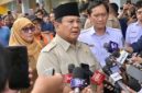 Presiden Prabowo Subianto memberikan keterangan pers kepada awak media di RSUD dr. Chasbullah Abdulmadjid, Kota Bekasi, pada Selasa, 28 April 2026. Foto: BPMI Setpres