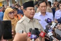 Presiden Prabowo Subianto memberikan keterangan pers kepada awak media di RSUD dr. Chasbullah Abdulmadjid, Kota Bekasi, pada Selasa, 28 April 2026. Foto: BPMI Setpres