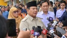 Presiden Prabowo Subianto memberikan keterangan pers kepada awak media di RSUD dr. Chasbullah Abdulmadjid, Kota Bekasi, pada Selasa, 28 April 2026. Foto: BPMI Setpres
