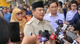 Presiden Prabowo Subianto memberikan keterangan pers kepada awak media di RSUD dr. Chasbullah Abdulmadjid, Kota Bekasi, pada Selasa, 28 April 2026. Foto: BPMI Setpres
