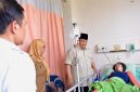 Presiden Prabowo Subianto menjenguk korban kecelakaan tabrakan kereta api yang dirawat di RSUD dr. Chasbullah Abdulmadjid Kota Bekasi, pada Selasa pagi, 28 April 2026. Foto: BPMI Setpres/Rusman