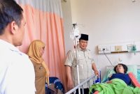 Presiden Prabowo Subianto menjenguk korban kecelakaan tabrakan kereta api yang dirawat di RSUD dr. Chasbullah Abdulmadjid Kota Bekasi, pada Selasa pagi, 28 April 2026. Foto: BPMI Setpres/Rusman