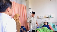 Presiden Prabowo Subianto menjenguk korban kecelakaan tabrakan kereta api yang dirawat di RSUD dr. Chasbullah Abdulmadjid Kota Bekasi, pada Selasa pagi, 28 April 2026. Foto: BPMI Setpres/Rusman