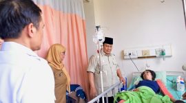 Presiden Prabowo Subianto menjenguk korban kecelakaan tabrakan kereta api yang dirawat di RSUD dr. Chasbullah Abdulmadjid Kota Bekasi, pada Selasa pagi, 28 April 2026. Foto: BPMI Setpres/Rusman