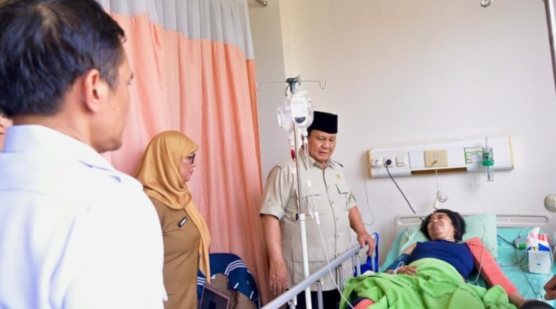 Presiden Prabowo Subianto menjenguk korban kecelakaan tabrakan kereta api yang dirawat di RSUD dr. Chasbullah Abdulmadjid Kota Bekasi, pada Selasa pagi, 28 April 2026. Foto: BPMI Setpres/Rusman