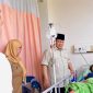 Presiden Prabowo Subianto menjenguk korban kecelakaan tabrakan kereta api yang dirawat di RSUD dr. Chasbullah Abdulmadjid Kota Bekasi, pada Selasa pagi, 28 April 2026. Foto: BPMI Setpres/Rusman