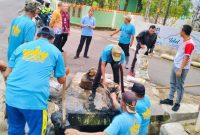 Wali Kota Bandar Lampung Eva Dwiana meninjau langsung aksi Jumat Bersih di salah satu titik drainase, Jumat 17 April 2026. Warga dan petugas bahu-membahu mengangkat lumpur dan sampah dari gorong-gorong.  