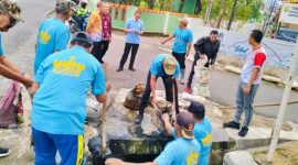 Wali Kota Bandar Lampung Eva Dwiana meninjau langsung aksi Jumat Bersih di salah satu titik drainase, Jumat 17 April 2026. Warga dan petugas bahu-membahu mengangkat lumpur dan sampah dari gorong-gorong.  