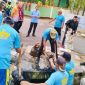 Wali Kota Bandar Lampung Eva Dwiana meninjau langsung aksi Jumat Bersih di salah satu titik drainase, Jumat 17 April 2026. Warga dan petugas bahu-membahu mengangkat lumpur dan sampah dari gorong-gorong.  