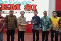 Sekda Lampung Marindo Kurniawan menerima plakat dari BEM SI saat acara Lampung Digital Education Transformation Symposium 2026 di Universitas Lampung, Jumat 17 April 2026.