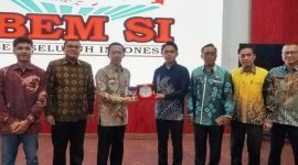 Sekda Lampung Marindo Kurniawan menerima plakat dari BEM SI saat acara Lampung Digital Education Transformation Symposium 2026 di Universitas Lampung, Jumat 17 April 2026.