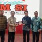 Sekda Lampung Marindo Kurniawan menerima plakat dari BEM SI saat acara Lampung Digital Education Transformation Symposium 2026 di Universitas Lampung, Jumat 17 April 2026.